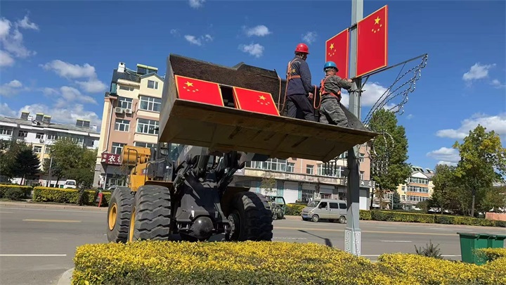 一诺万佳千安分公司国庆前夕扮靓进场路 以实干担当致敬祖国华诞