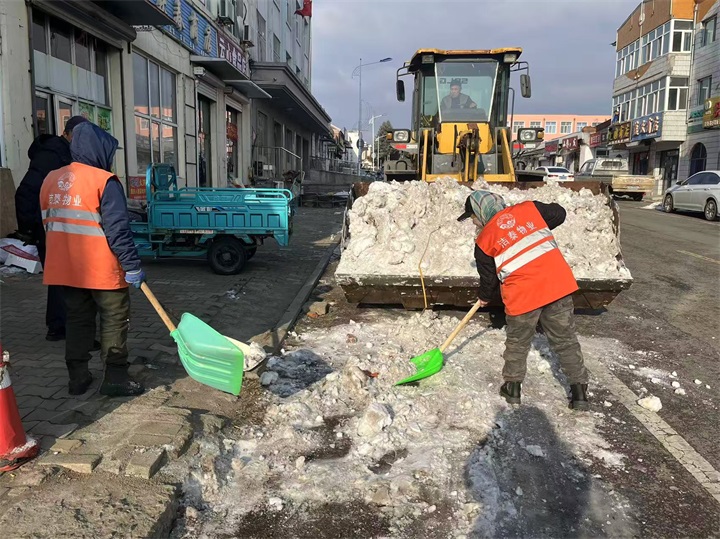 【以雪为令战严寒】洁泰物业云山分公司高效清雪保畅通